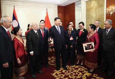 11月14日,中共中央总书记、国家主席习近平在万象下榻饭店会见老挝奔舍那家族友人。新华社记者兰红光摄