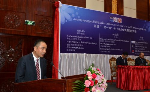 华为技术（老挝）独资有限公司总经理张东亚在向老党中宣部捐赠工作设备仪式上致辞。