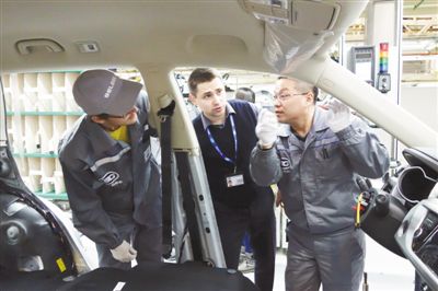 日前，吉利白俄罗斯合资汽车公司一期工程规划产能为年产6万辆的生产线建成，目前有本地员工750多人。中方工程师正在细心地给当地员工讲解。