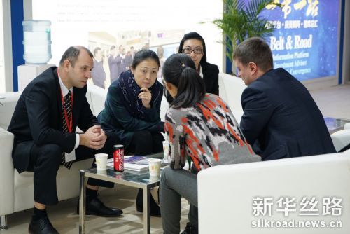 新华丝路事业部总经理李月与外商洽谈