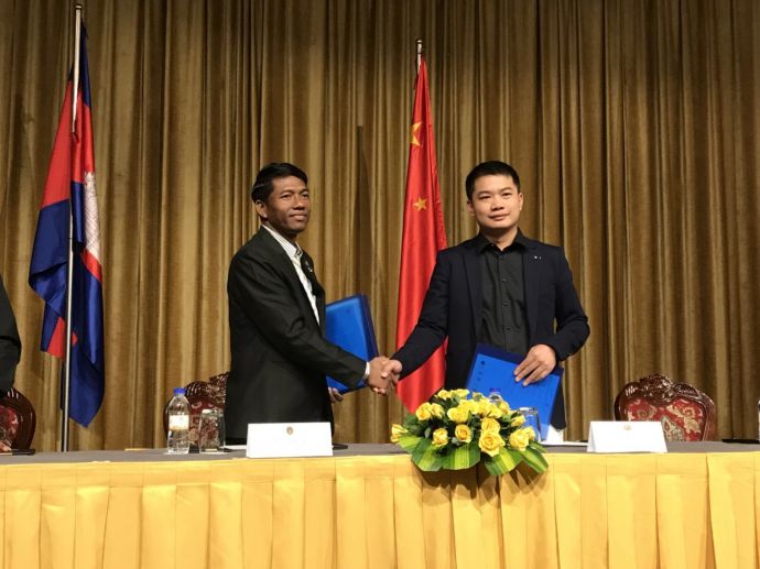 广西随行科技有限公司总经理黄盛康和柬埔寨Khmer Hunter保安服务有限公司总经理韩凯文（Kevin Hean）代表双方公司签约。