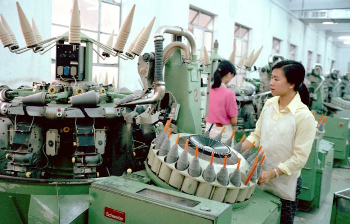 图为香洲毛纺厂工人正在车间工作。（新华社记者拍摄于1991 年7月20 日）