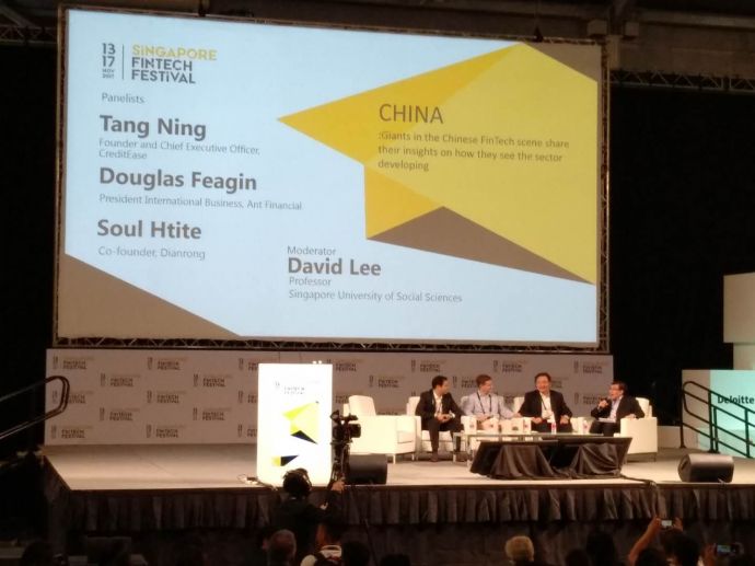11月14日，宜信CEO唐宁与蚂蚁金服集团国际事业部总裁道格拉斯·
费根、点融网联合创始人苏海德一起在新加坡金融科技大会就中国的金融科技发展展开讨论。