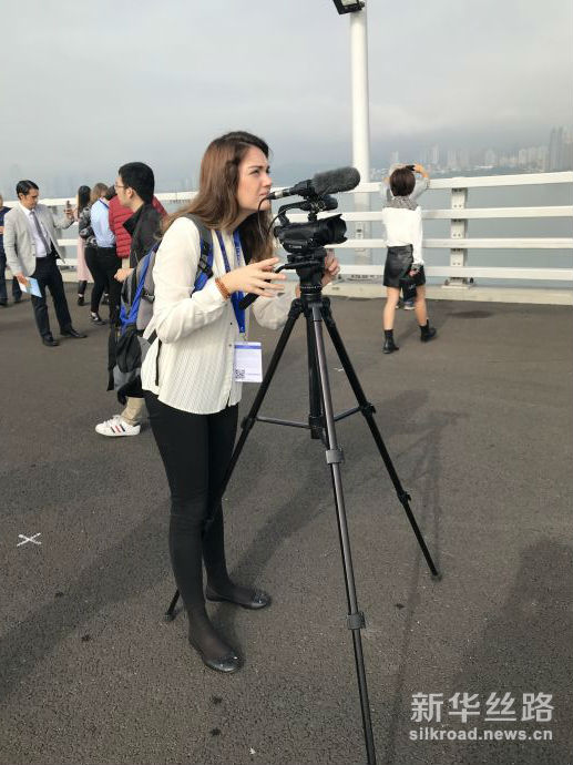 图为西班牙埃菲通讯社记者德拉在论坛期间参观港珠澳大桥