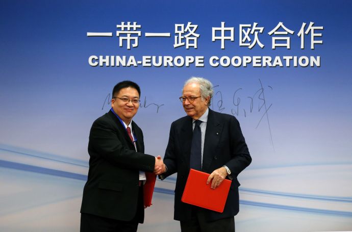 中国经济信息社副总裁匡乐成（左）与意大利克拉斯集团总裁Paolo Panerai（右）交换合作备忘录文本