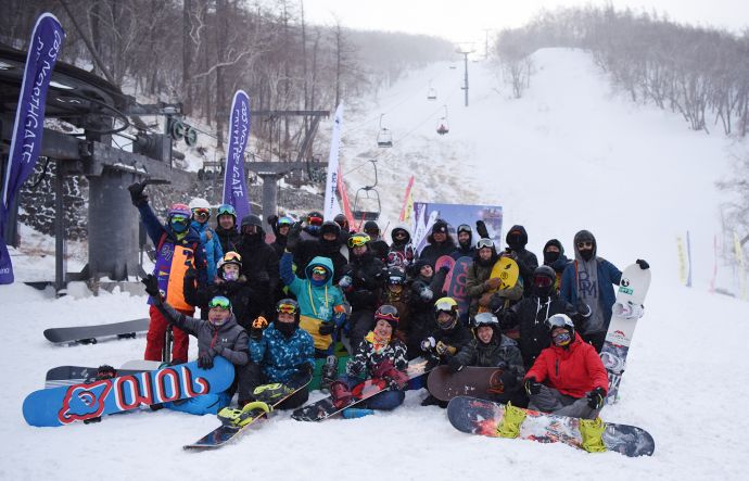 冰雪爱好者在长白山越野滑雪森林公园合影