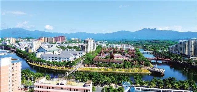 美丽的保亭黎族苗族自治县县城  黄青文 摄.webp