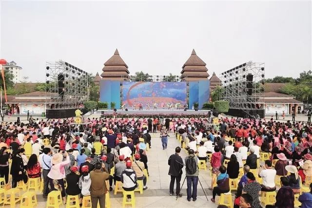 12月25日，保亭黎族苗族自治县举办自治县成立30周年纪念活动    黄青文 摄.webp