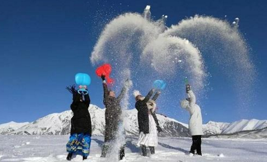 新疆泼雪节