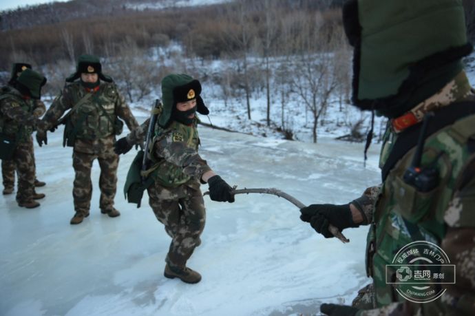 官兵们团结协作度过冰雪道路 共同攻克难关。