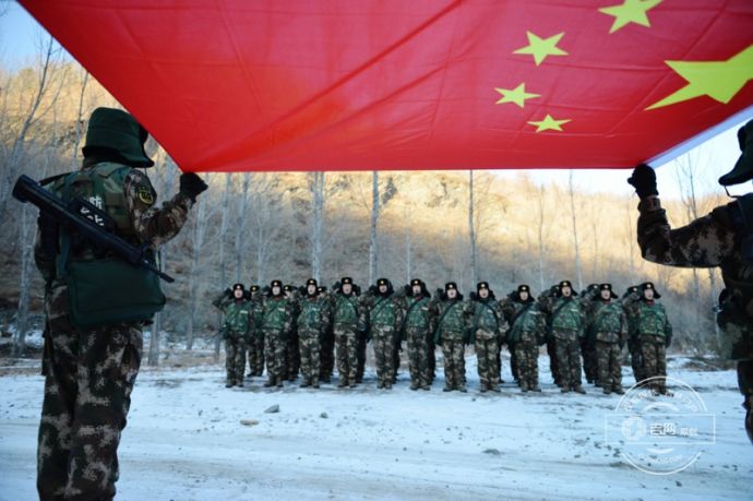 官兵们在实战化拉练中重温入伍誓词，坚定理想信念。