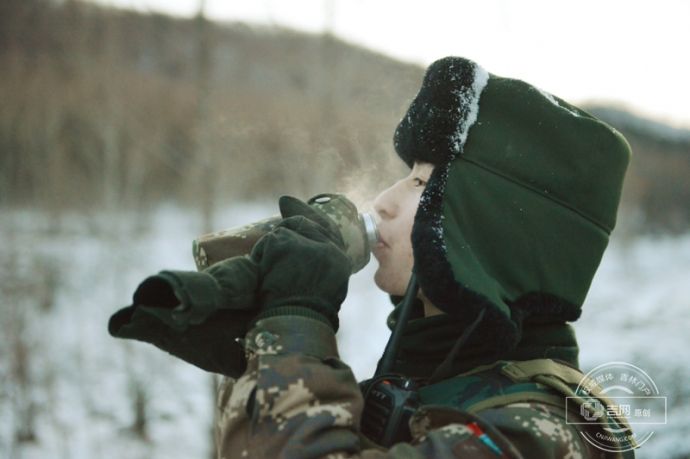 官兵在实战化拉练途中补充水分。