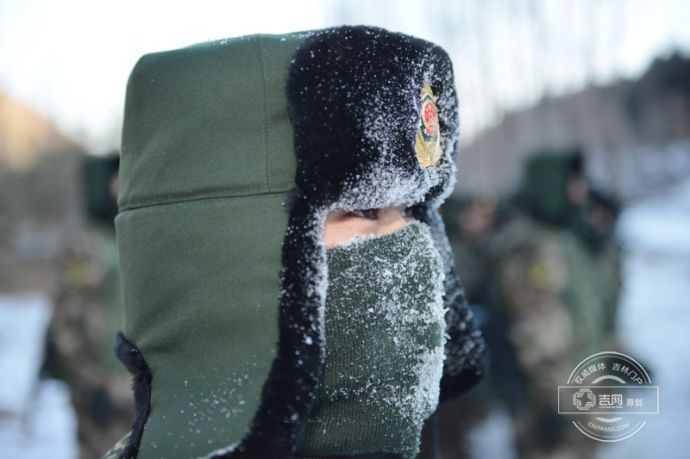 零下二十余摄氏度的天气里，边防官兵面结冰霜。