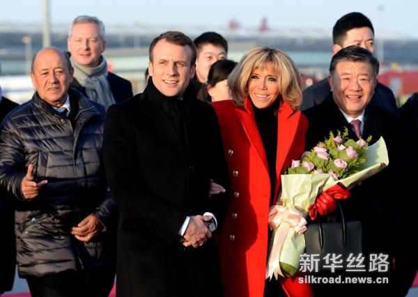 1月8日，法国总统马克龙与夫人布丽吉特抵达西安。（新华社记者 刘潇摄）