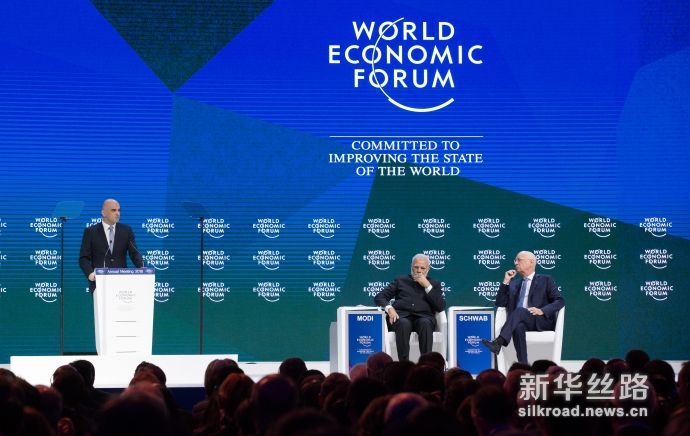 低8届世界经济论坛 1月23日，在瑞士达沃斯，瑞士联邦主席阿兰·贝尔塞（后左一）在第48届世界经济论坛年会上发表讲话。