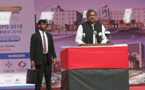 图为巴基斯坦总理阿巴西（右）在瓜达尔自由区开园仪式上致辞。