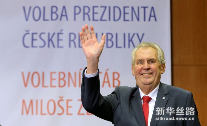 1月27日，在捷克首都布拉格，泽曼在赢得连任后挥手致意。