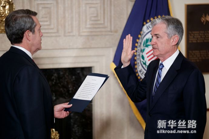2月5日，杰罗姆·鲍威尔（右）在华盛顿宣誓就任新一届美国联邦储备委员会主席。