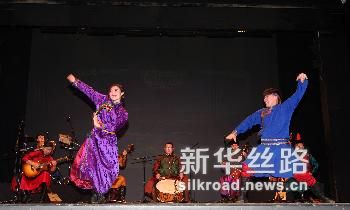 2月5日，在黑山首都波德戈里察，中国内蒙古民族艺术剧院的演员们在台上表演。