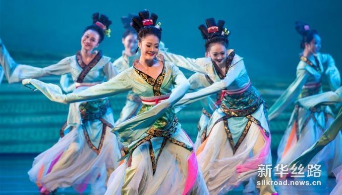 2月8日，演员在晚会上表演舞蹈“踏歌”。新华社记者 张金加 摄