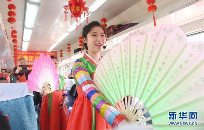 （新春走基层）（2）&ldquo;列车春晚&rdquo;欢乐回家路