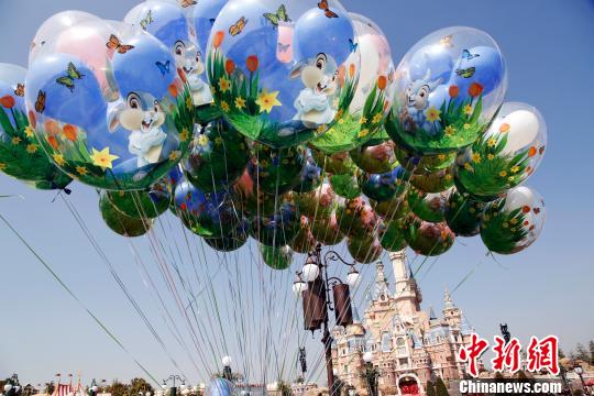 上海迪士尼乐园开启迷人春季全新体验
