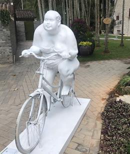 展出雕塑作品之一。曾文君 摄