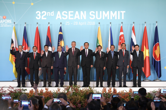 图为4月28日，与会者在新加坡举行的第32届东盟峰会开幕式上合影