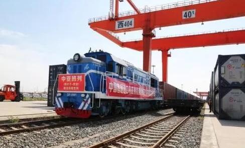 中国首趟进口乌兹别克斯坦绿豆专列在西安港开箱查验1