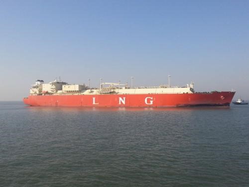 一艘载着LNG（液化天然气）罐式集装箱的货船抵达中国上海港码头