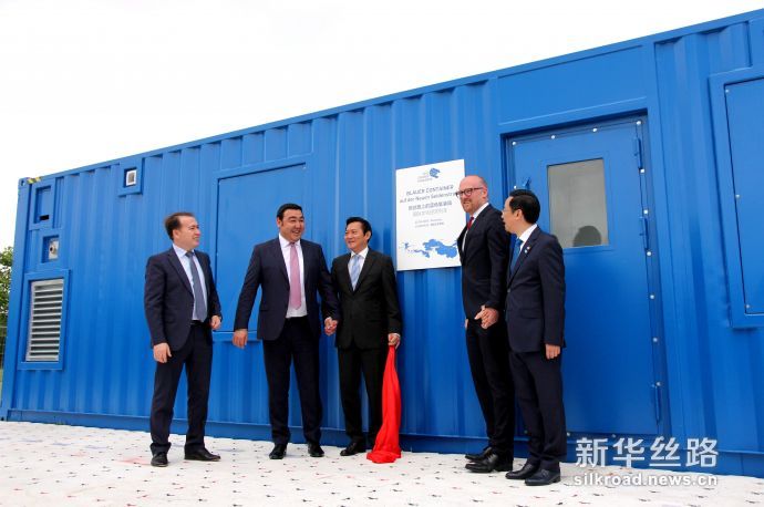 6月2日，中国驻杜塞尔多夫总领事冯海阳（左3）、杜伊斯堡市长林克（右2）、哈萨克斯坦驻德大使Bolat Nussupov（左2）等共同为“新丝路上的蓝色集装箱”国际文化经济交流活动揭幕。