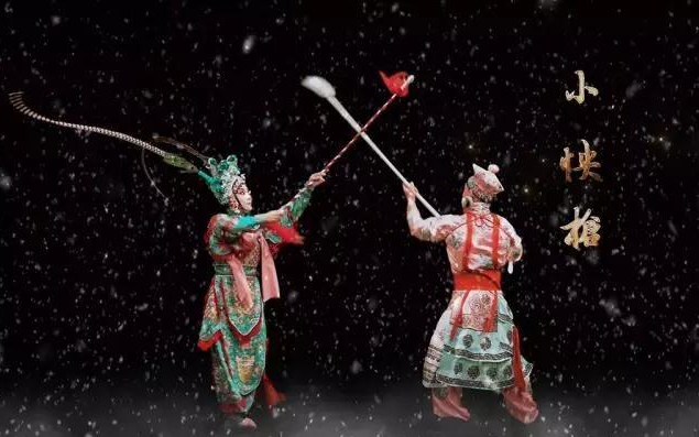 全息京剧，在老戏台中嵌入全息技术，将虚拟戏剧人物投射在戏台上，等比修复和还原中国的传统文化。