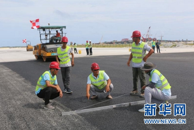 中企承建马尔代夫国际机场 新建跑道上层沥青开始摊铺1