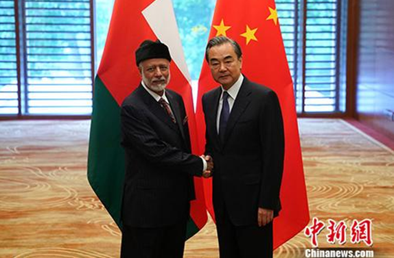 7月9日，中国国务委员兼外交部长王毅在北京同来华出席中国—阿拉伯国家合作论坛第八届部长级会议的阿曼外交事务主管大臣阿拉维举行会谈。