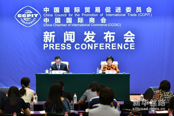 7月12日，中国贸促会商事认证中心副主任闫芸（右）在于北京举行的贸促会月度新闻发布会上表示
