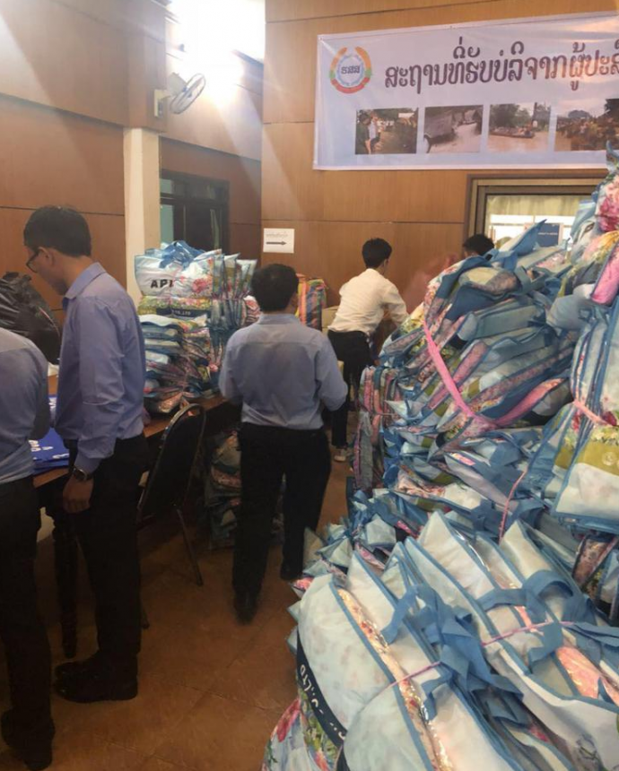 老挝中华总商会为阿速坡省灾区捐赠大量赈灾物资7
