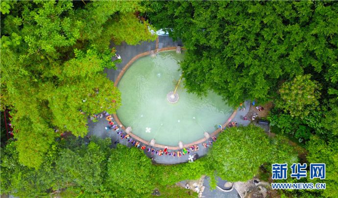 俯瞰保亭七仙岭圣水潭取圣水仪式。新华网 黎多江 摄