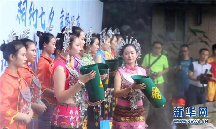 &ldquo;七仙女&rdquo;取得&ldquo;圣水&rdquo;。新华网 王子豪 摄