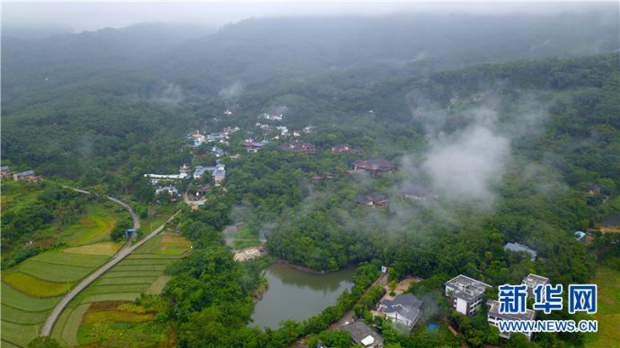 保亭七仙岭圣水潭：白云深处有人家。新华网 黎多江 摄