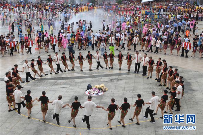 迎宾嬉水狂欢。新华网 黎多江 摄