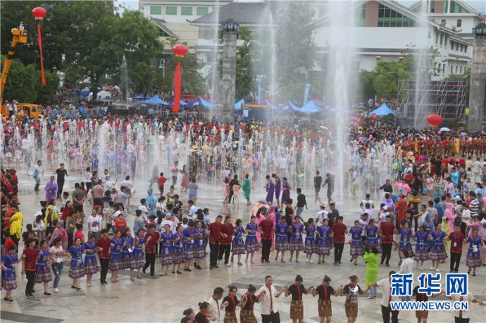 迎宾嬉水狂欢。新华网 黎多江 摄1