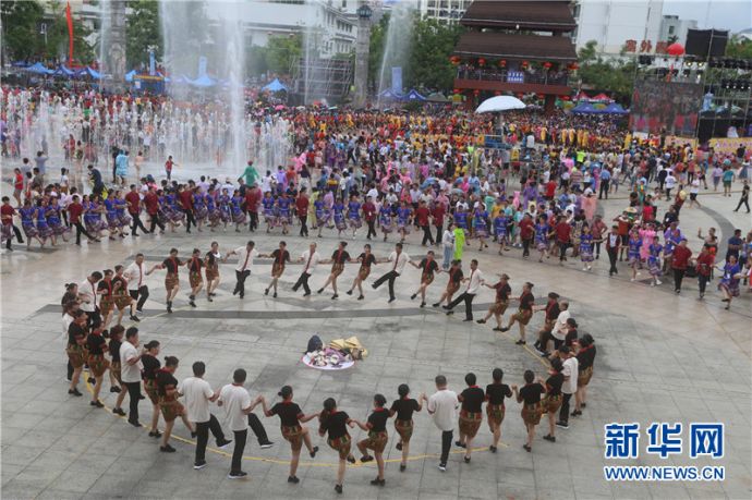 黎族、苗族同胞和现场观众一起跳民族舞蹈。新华网 黎多江 摄
