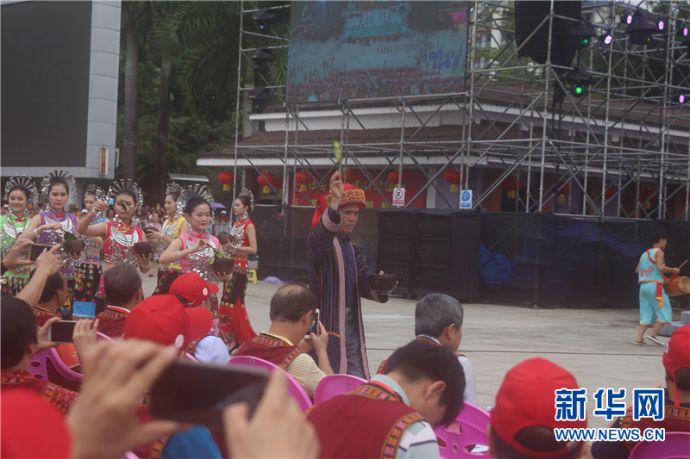 “长老”和七仙女把“圣水”洒向来宾,祈福安康,一帆风顺。新华网 黎多江 摄