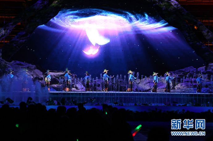 2018年海南七仙温泉嬉水节大型民族歌舞晚会在七仙广场举行，图为第二幕《路&middot;在风雨的彩虹里》。新华网 黎多江 摄