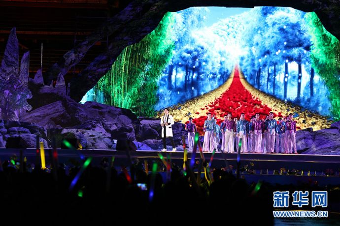 男声独唱《在此刻》。新华网 黎多江 摄