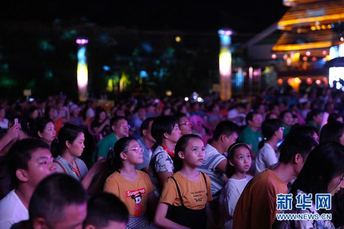 观众聚精会神观看演出。新华网 黎多江 摄