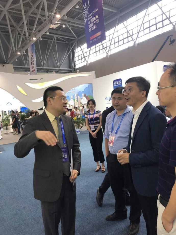 图为爱上出行董事长李汉生（右二）在了解新华丝路产品和服务