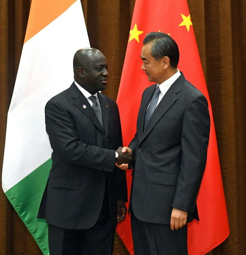 2018年8月28日，国务委员兼外交部长王毅在北京会见陪同总统访华并出席中非合作论坛北京峰会的科特迪瓦外长塔诺。