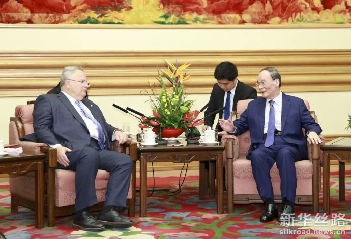 8月28日，国家副主席王岐山在北京中南海会见希腊外长科恰斯。新华社记者 丁海涛摄