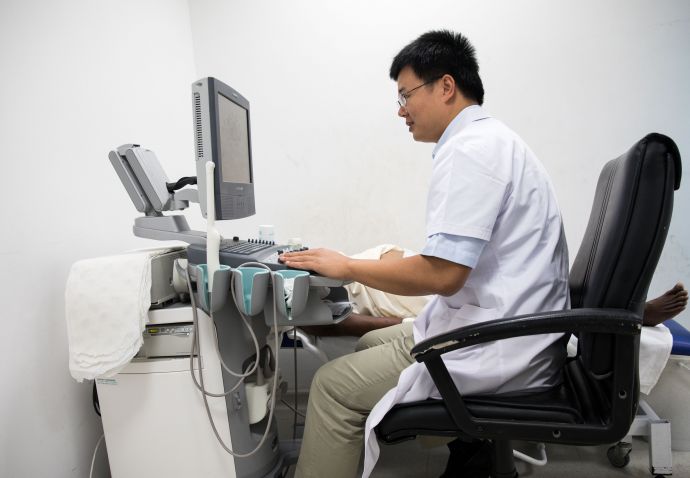 8月25日，在位于塞舌尔蒙弗勒里的塞舌尔医院，中国第16批援塞舌尔医疗队队员孙占国为一名患者做下肢静脉多普勒超声检查。